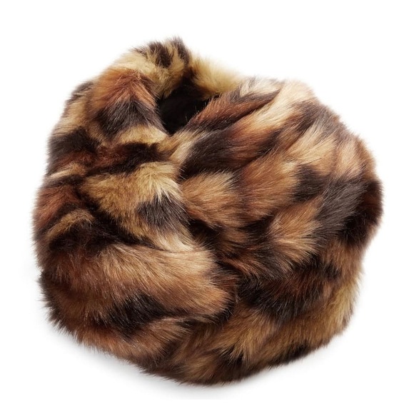 ⛔️SOLD⛔️Authentic GUCCI Leopard Faux fur turns - Picture 4 of 8